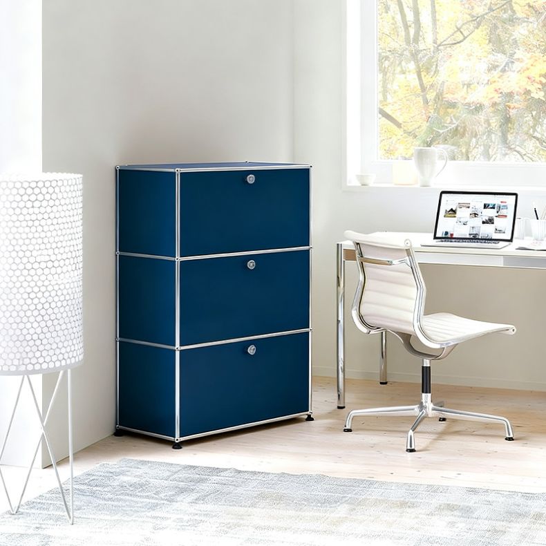 Modular office furniture in a flexible commercial workspace